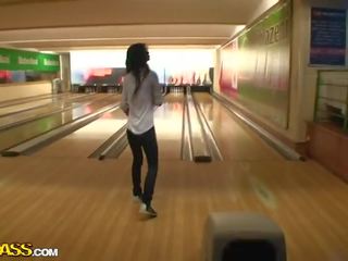 Nessa devil pagkakaroon funtime bowling at dicklicking wiener