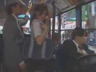 Asiática jovem grávida mel apalpada em autocarro por grupo