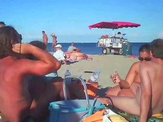 جبهة مورو ضربات لها swain في عري شاطئ بواسطة رخصة لاختلاس النظر