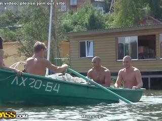 Encantador morena cerca la lake duro follada vídeo