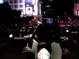 Mischa bäche bending über motorcycle für peter