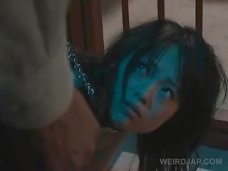 Enchaîné asiatique adulte film esclave hardcore bouche baisée sur les genoux