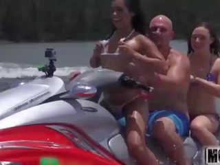 Teens vožnja na zabava čoln video starring eva saldana - mofos.com