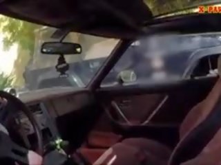 Rubia bimbo da un carretera cabeza mientras prueba driving su coche