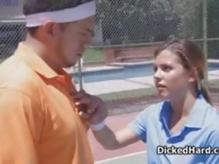 Besar dada remaja kacau di tenis pengadilan